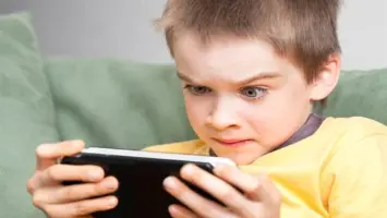 هل ألعاب الموبايل خطر فعلاً على أولادنا؟