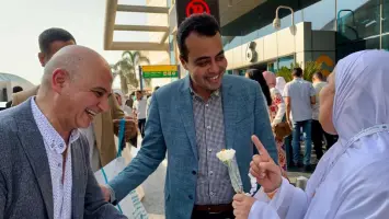 لجنة الحج والعمرة بـ"الصحفيين" تستقبل حجاج النقابة بمطار القاهرة