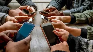 الهاتف المحمول.. من وسيلة تواصل إلى سبب للتوتر والانفصال