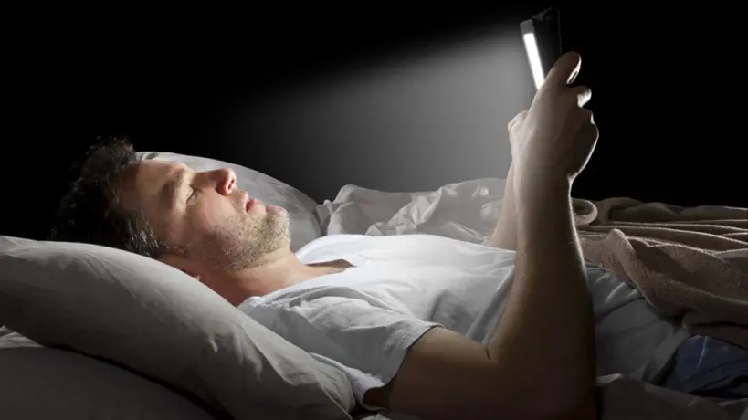 هل الشاشات تُطفئ نور عيوننا؟ الحقيقة الكاملة عن الجلوس أمام الشاشات في الظلام