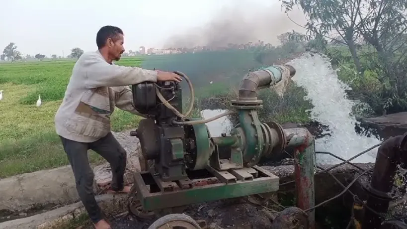 ماكينة الري.. حل لأزمة الزراعة أم أداة لتلويث البيئة؟