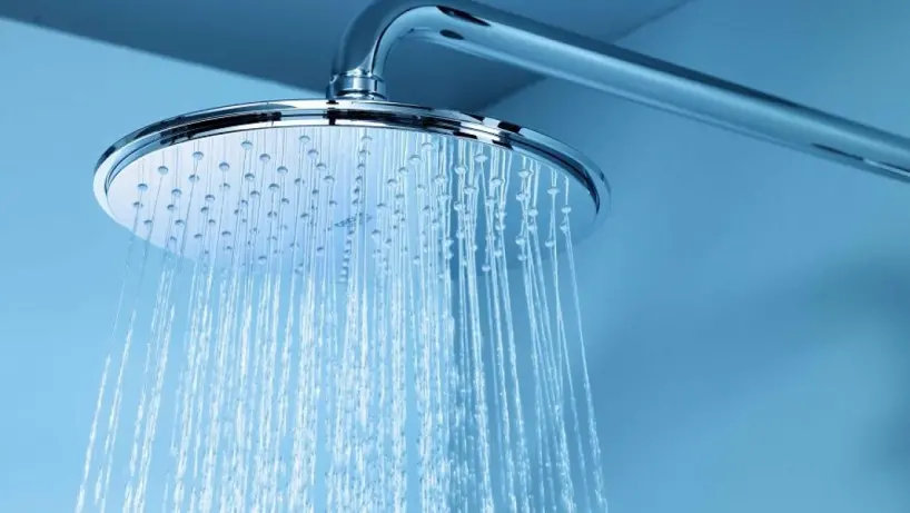 الإستحمام بالماء الساخن أم البارد.. أيهما الأفضل لصحتك؟