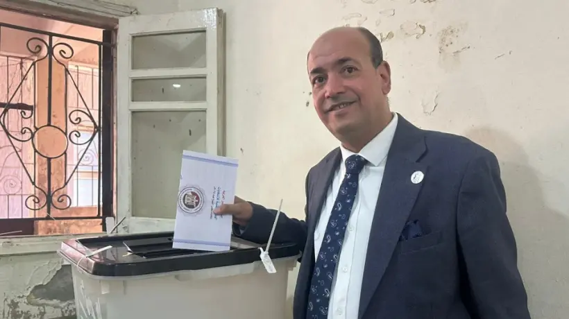 مرشح حزب العدل بالقائمة الوطنية يدلي بصوته في قنا