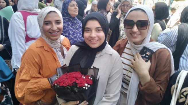 الأهالي يستقبلون أبناءهم بالورود